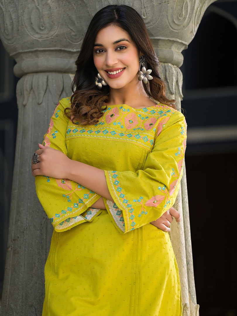 Varanga Women Floral Thread Embroidered Yoke Design Straight Kurta